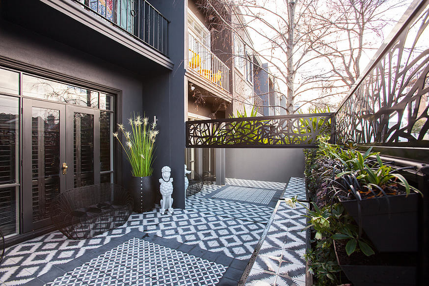 Small modern courtyard partial sun garden in Melbourne with a vertical garden.