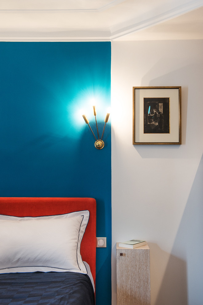 Inspiration for a contemporary bedroom remodel in Paris with blue walls