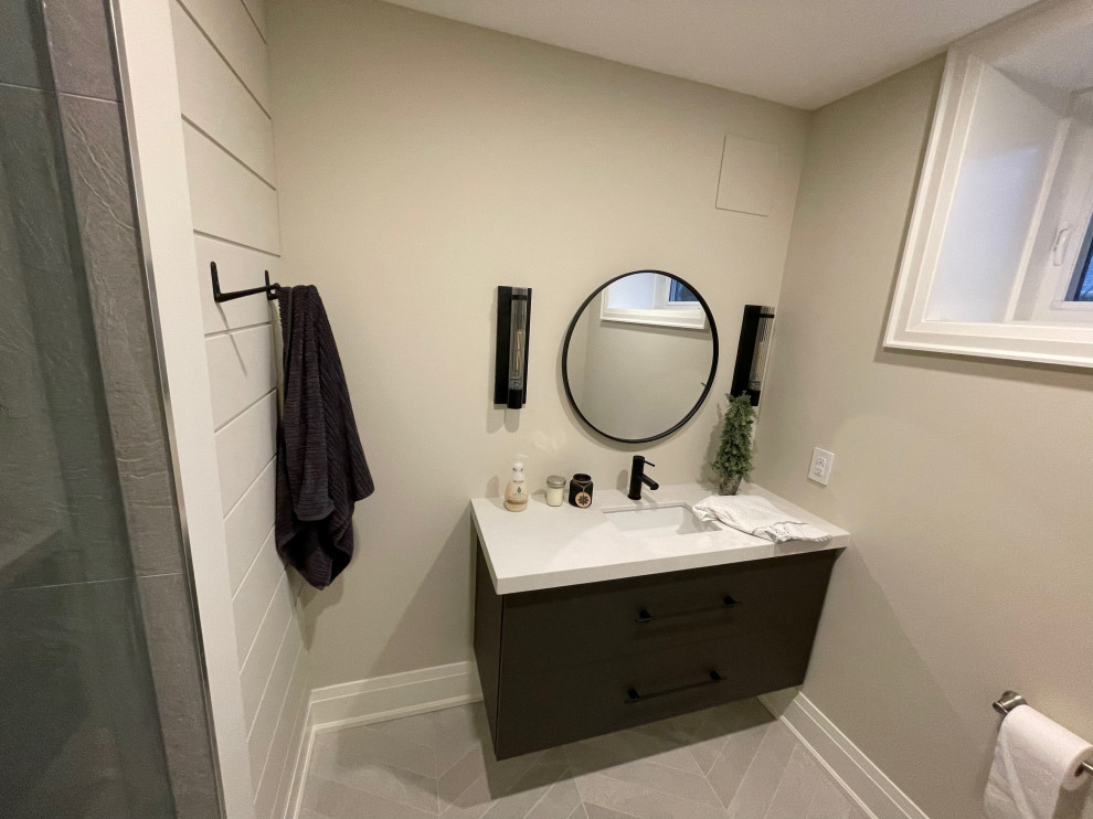 Стильный дизайн: ванная комната среднего размера в стиле неоклассика (современная классика) с плоскими фасадами, черными фасадами, душем в нише, унитазом-моноблоком, белой плиткой, удлиненной плиткой, белыми стенами, полом из керамогранита, врезной раковиной, столешницей из искусственного кварца, белым полом, душем с распашными дверями, белой столешницей, нишей, тумбой под одну раковину, подвесной тумбой и стенами из вагонки - последний тренд