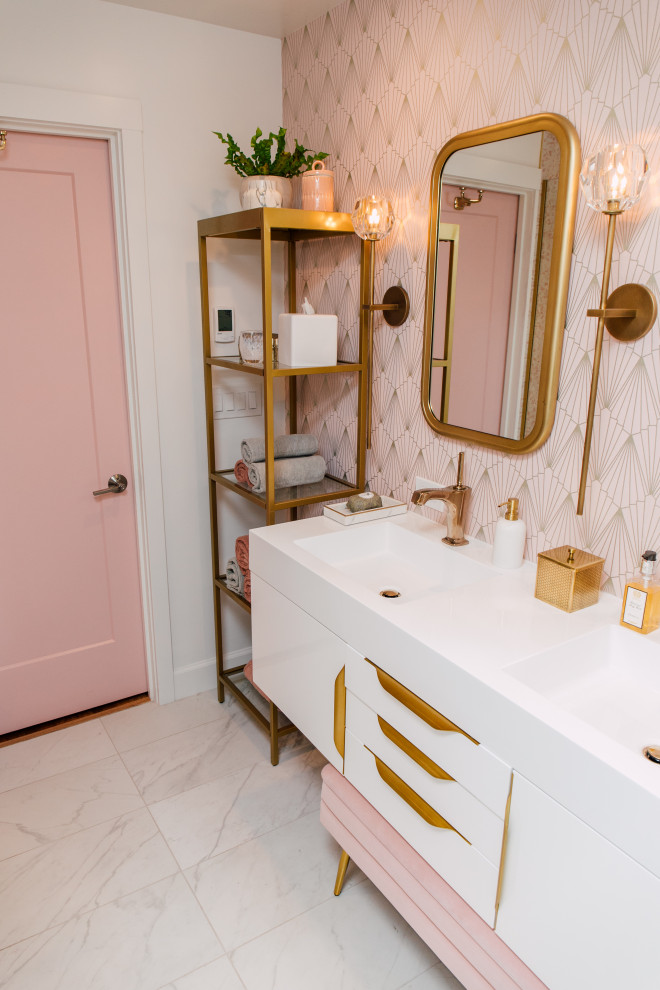 На фото: ванная комната среднего размера в стиле ретро с плоскими фасадами, белыми фасадами, душем без бортиков, раздельным унитазом, розовой плиткой, керамогранитной плиткой, белыми стенами, полом из керамогранита, душевой кабиной, монолитной раковиной, столешницей из искусственного камня, белым полом, душем с распашными дверями, белой столешницей, нишей, тумбой под две раковины, подвесной тумбой и обоями на стенах