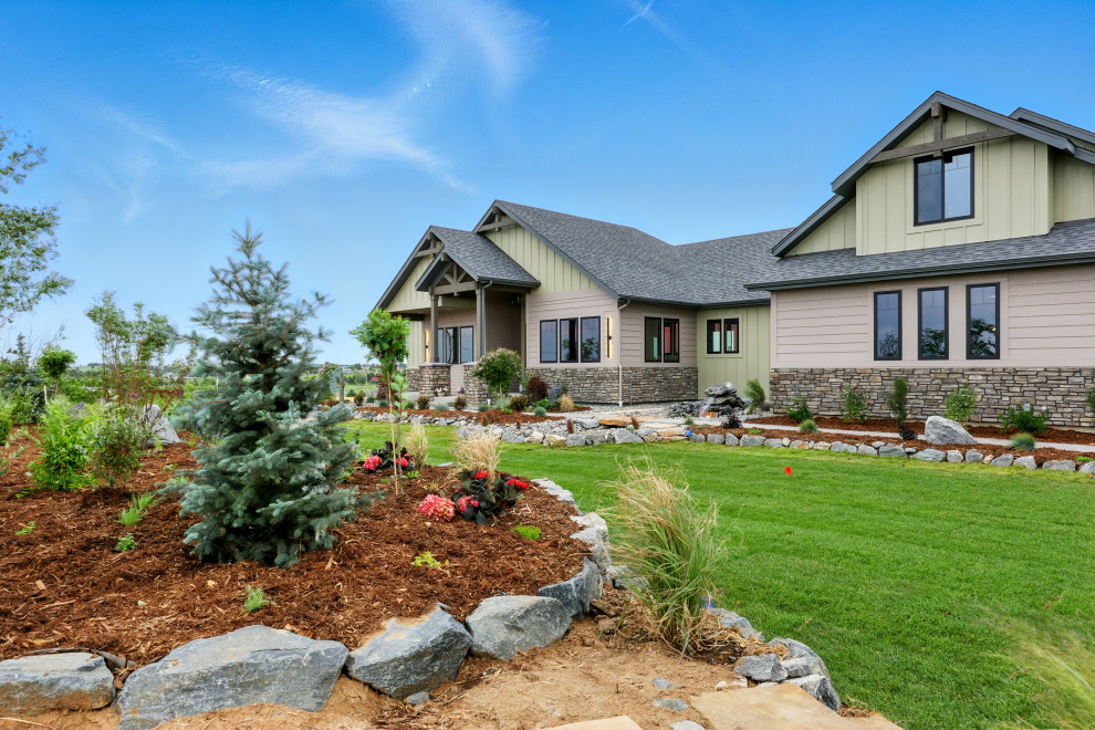 Example of a transitional home design design in Denver