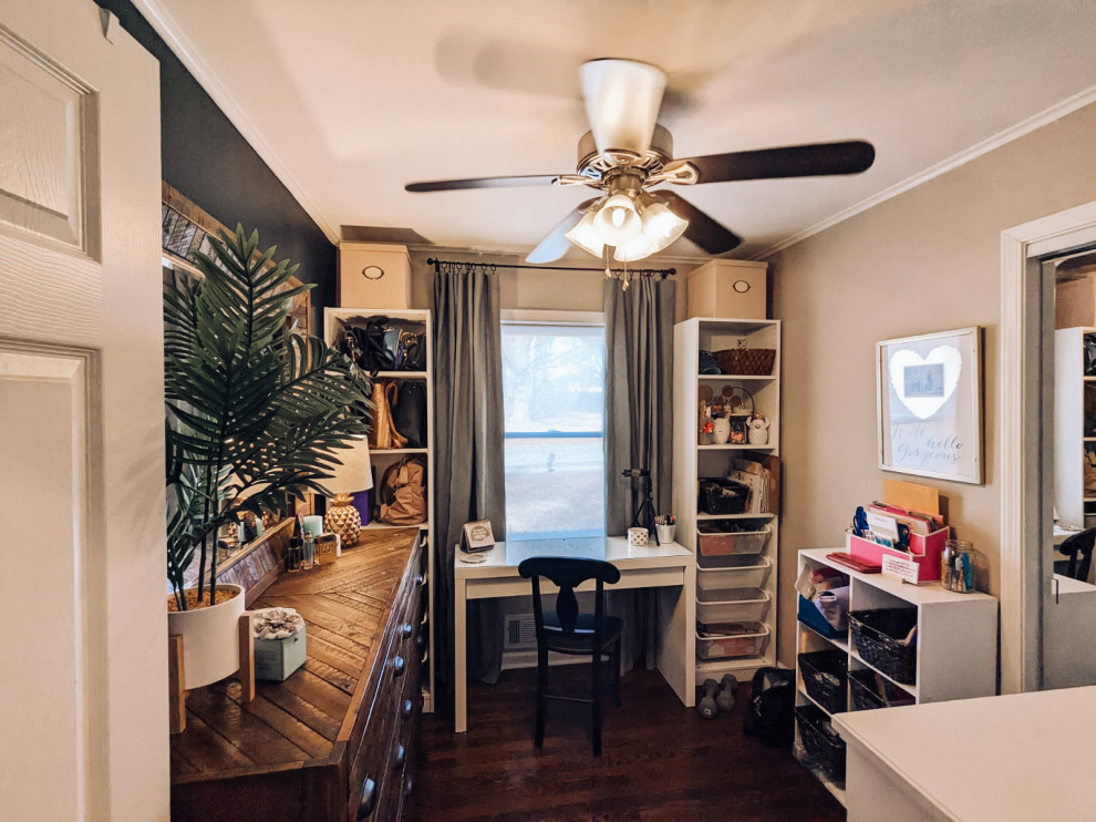 カンザスシティにある低価格の小さなコンテンポラリースタイルのおしゃれなホームオフィス・書斎 (濃色無垢フローリング、自立型机) の写真