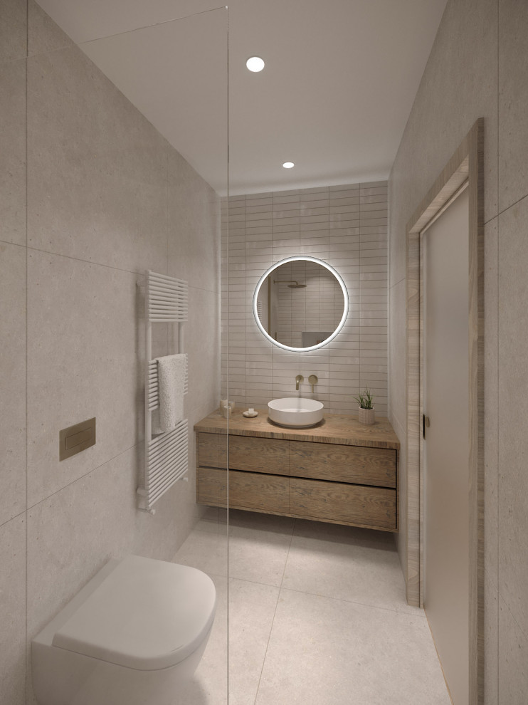 Idéer för att renovera ett litet medelhavsstil beige beige badrum med dusch, med en kantlös dusch, en vägghängd toalettstol, vit kakel, keramikplattor, vita väggar, klinkergolv i keramik, ett nedsänkt handfat, träbänkskiva och vitt golv
