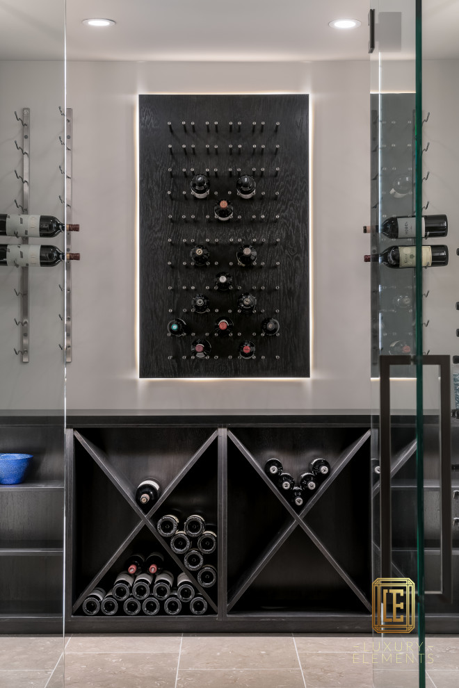 Idéer för en mellanstor modern vinkällare, med vinhyllor