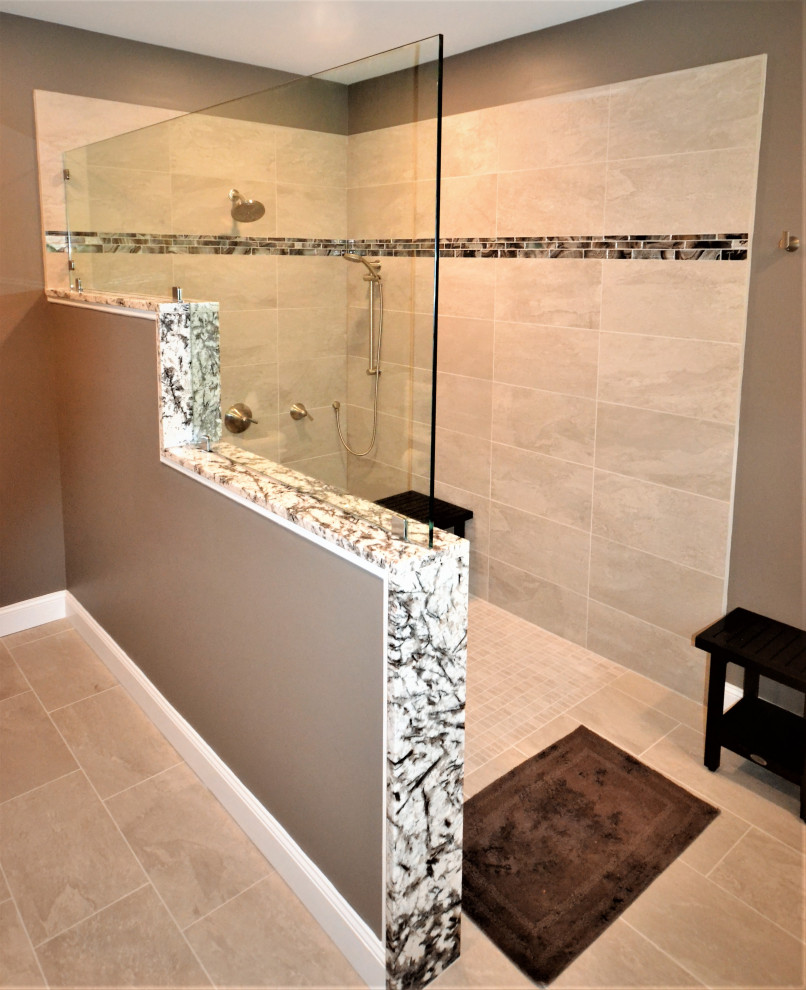 Inspiration för stora klassiska flerfärgat en-suite badrum, med luckor med upphöjd panel, bruna skåp, en kantlös dusch, en bidé, beige kakel, keramikplattor, beige väggar, klinkergolv i keramik, ett undermonterad handfat, granitbänkskiva, beiget golv och med dusch som är öppen