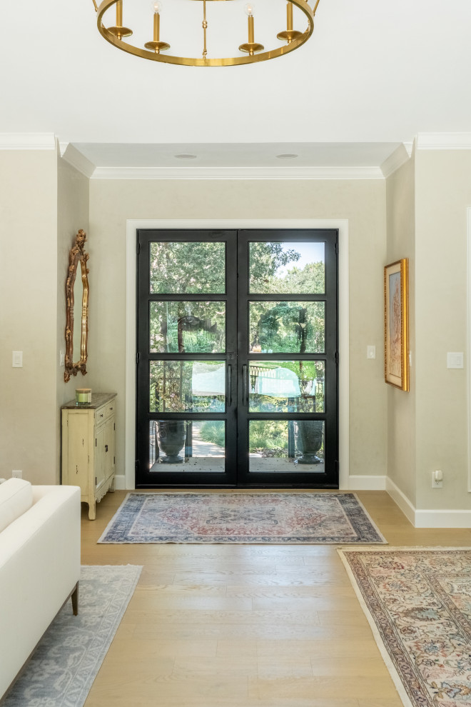 Example of a transitional entryway design in Austin