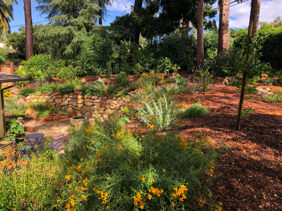 Exemple d'un jardin arrière romantique avec des pavés en pierre naturelle.