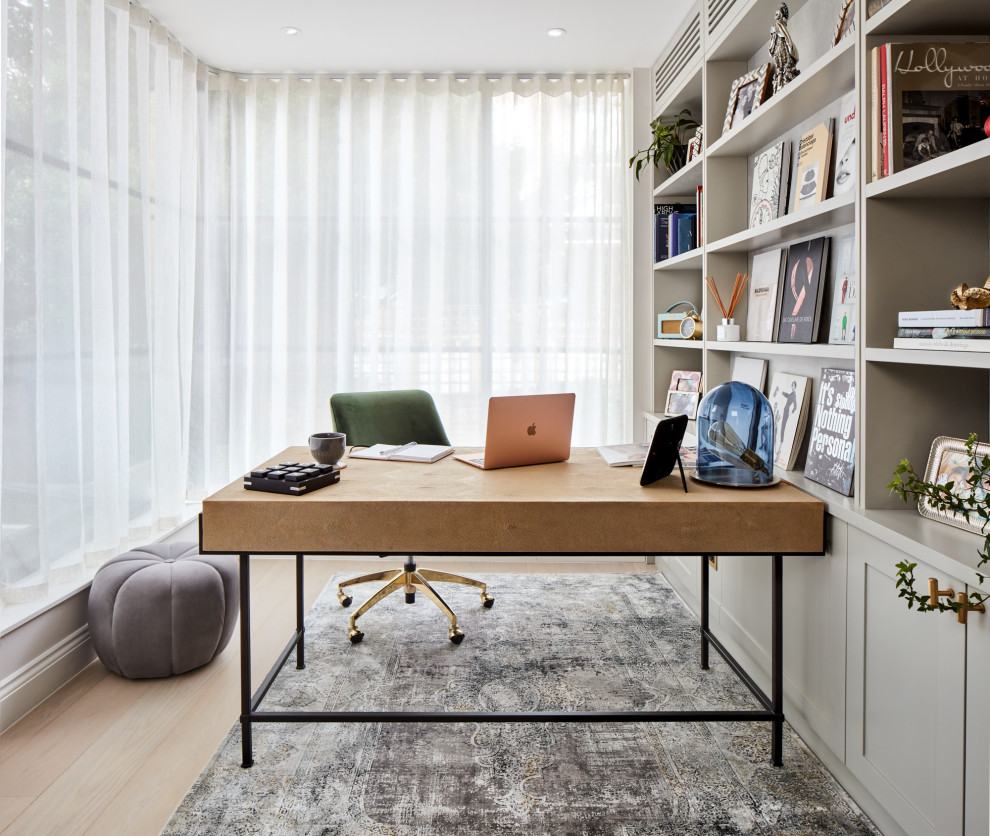 Mittelgroßes Klassisches Arbeitszimmer mit Arbeitsplatz, grauer Wandfarbe, hellem Holzboden, freistehendem Schreibtisch und beigem Boden in London