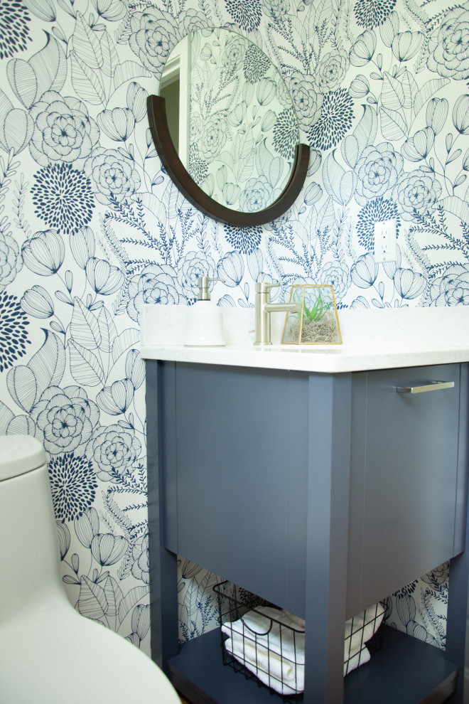 На фото: маленькая ванная комната в стиле модернизм с фасадами с утопленной филенкой, синими фасадами, синими стенами, столешницей из искусственного кварца, белой столешницей, тумбой под одну раковину, встроенной тумбой и обоями на стенах для на участке и в саду с