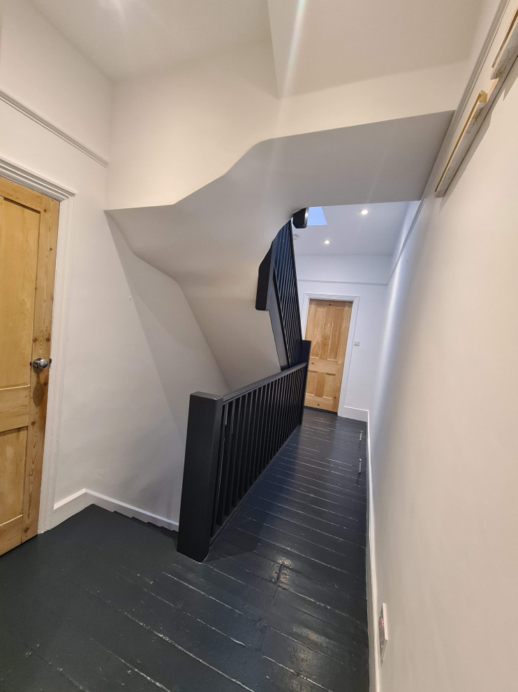Источник вдохновения для домашнего уюта: огромный коридор в классическом стиле с белыми стенами, деревянным полом, черным полом и многоуровневым потолком