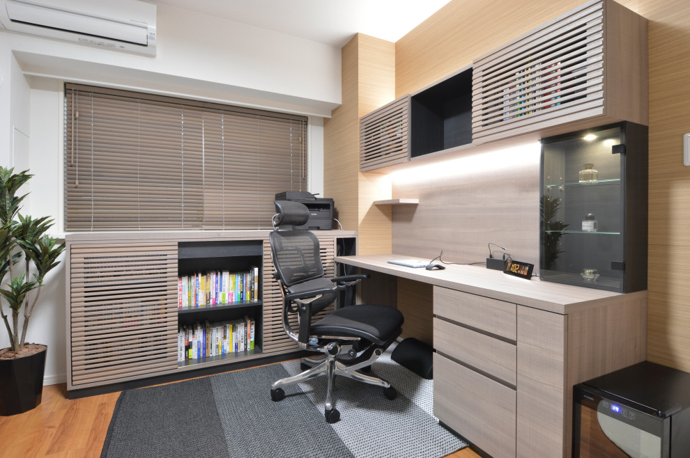 Esempio di un piccolo ufficio moderno con pareti bianche, pavimento in legno massello medio e scrivania incassata