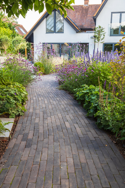 Amersham Entertaining Garden contemporary-garden