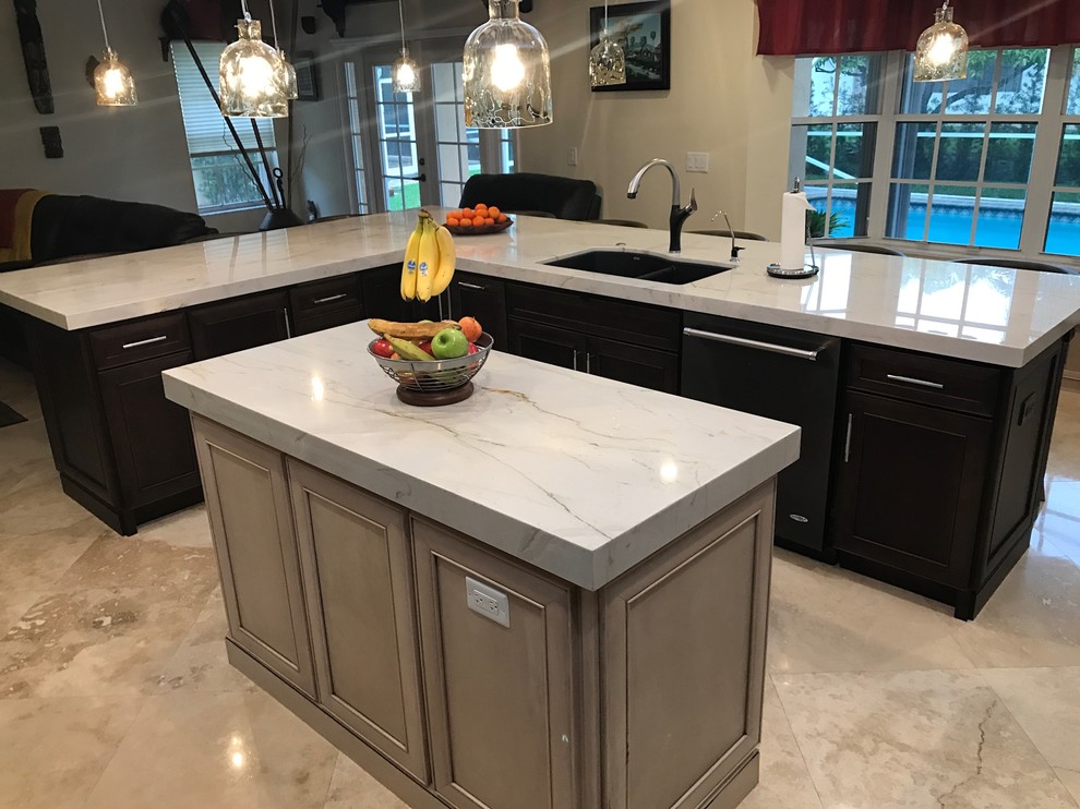 Kitchen - transitional kitchen idea in Miami