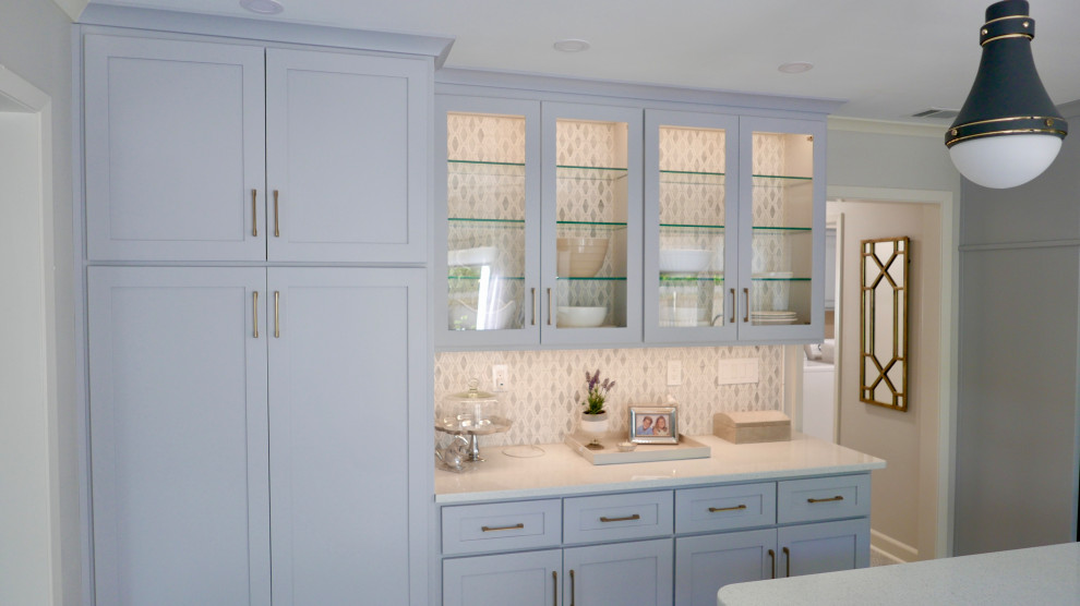 Idéer för att renovera ett mellanstort vintage vit vitt kök, med en rustik diskho, skåp i shakerstil, grå skåp, bänkskiva i kvarts, flerfärgad stänkskydd, stänkskydd i marmor, rostfria vitvaror, klinkergolv i keramik, en halv köksö och flerfärgat golv
