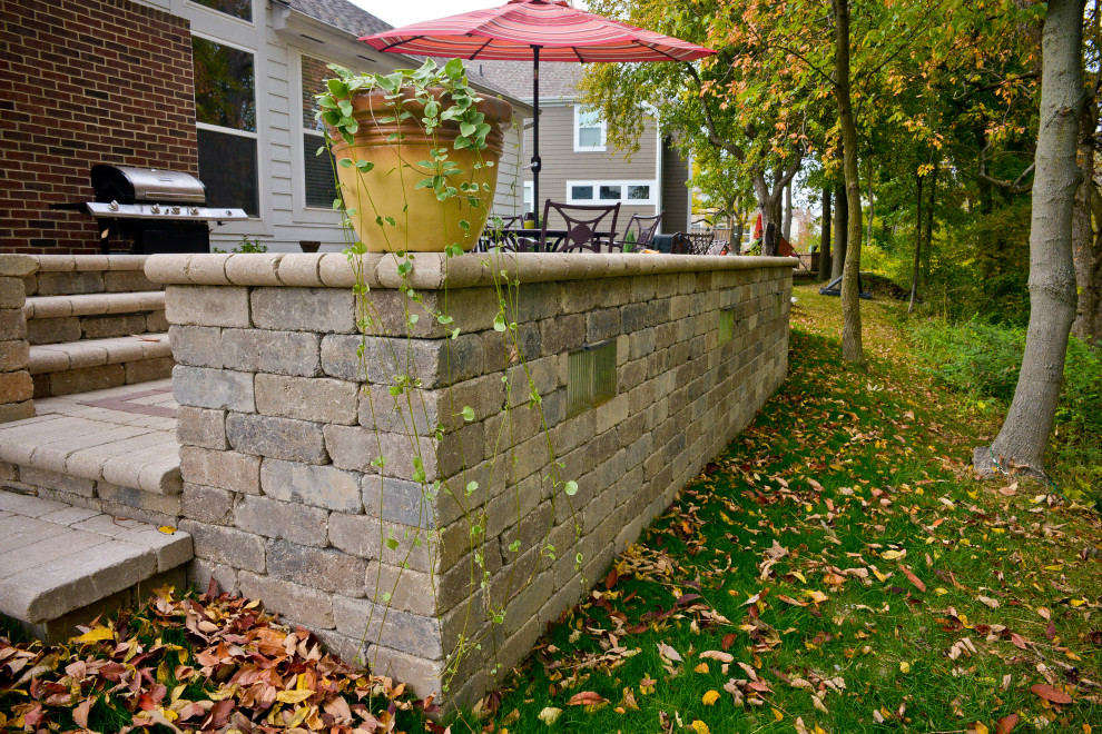 Photo of a mid-sized traditional backyard garden in Columbus with concrete pavers.