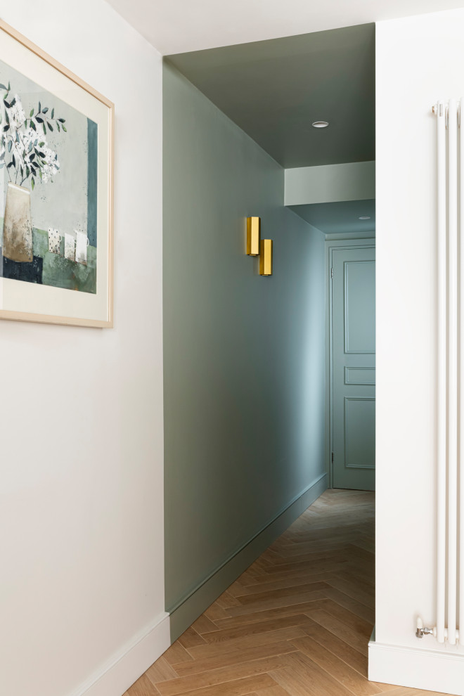 Cette photo montre une petite entrée tendance avec un couloir, un mur vert, un sol en carrelage de céramique, un sol beige, un plafond décaissé et différents habillages de murs.