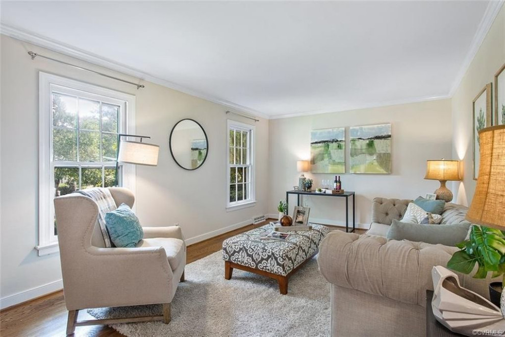 Example of a transitional home design design in Richmond