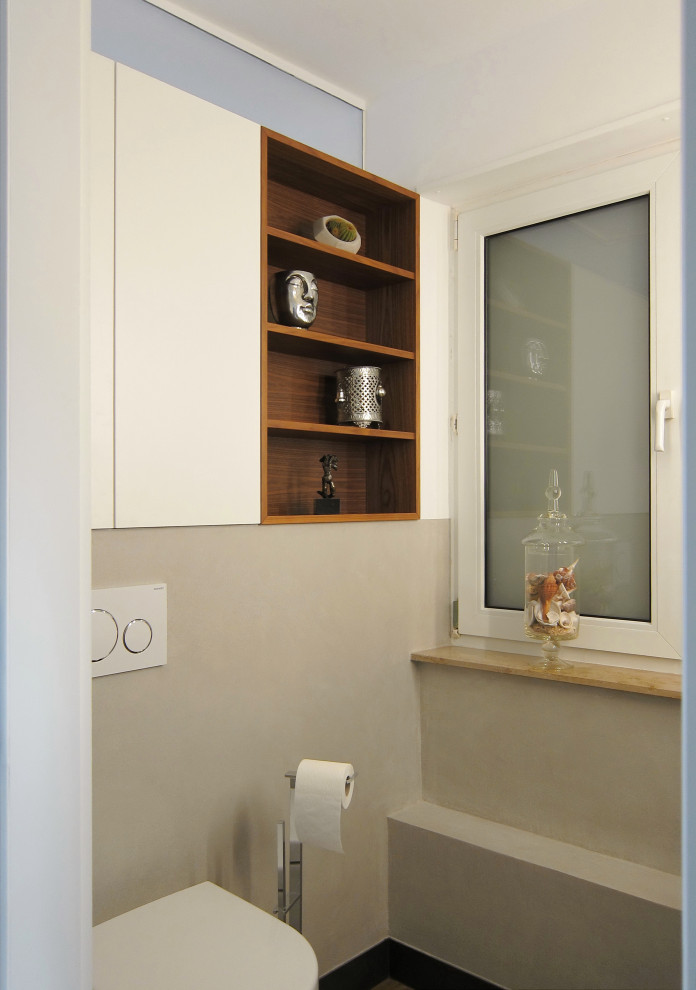 Cette photo montre une petite salle de bain tendance avec WC suspendus, un carrelage beige, un mur blanc, un sol en vinyl, un lavabo suspendu, un sol marron, une cabine de douche à porte battante et meuble simple vasque.