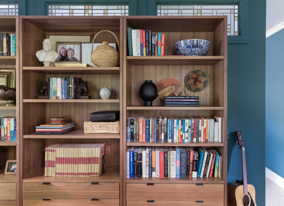 Idéer för ett mellanstort eklektiskt arbetsrum, med ett bibliotek, blå väggar, mellanmörkt trägolv, brunt golv och ett fristående skrivbord