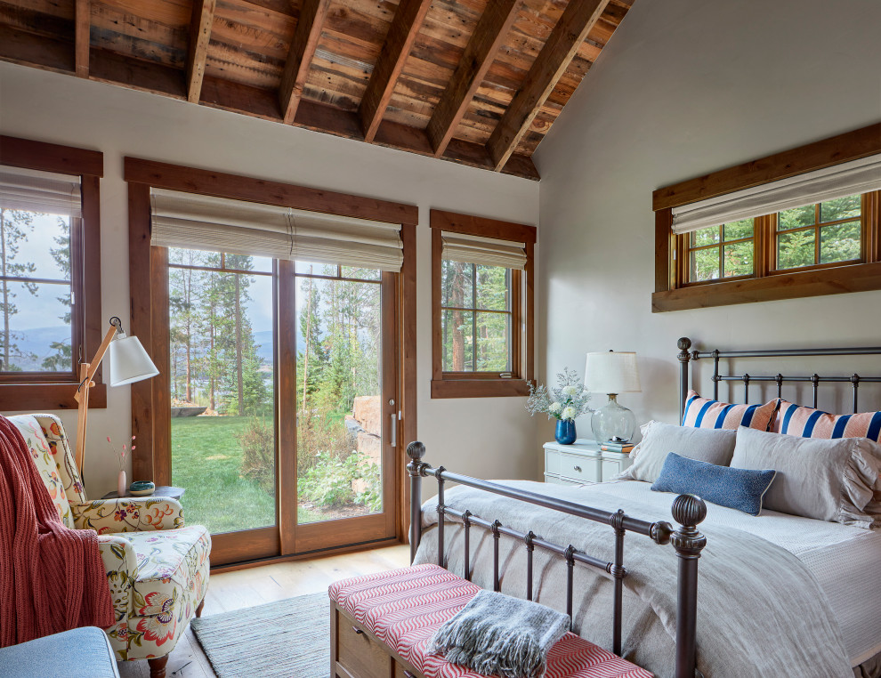 На фото: большая хозяйская спальня в стиле рустика с бежевыми стенами, светлым паркетным полом, коричневым полом, деревянным потолком и деревянными стенами