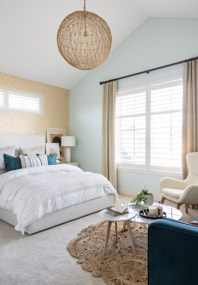Стильный дизайн: гостевая спальня среднего размера, (комната для гостей) в стиле модернизм с синими стенами, ковровым покрытием, белым полом, сводчатым потолком и обоями на стенах - последний тренд