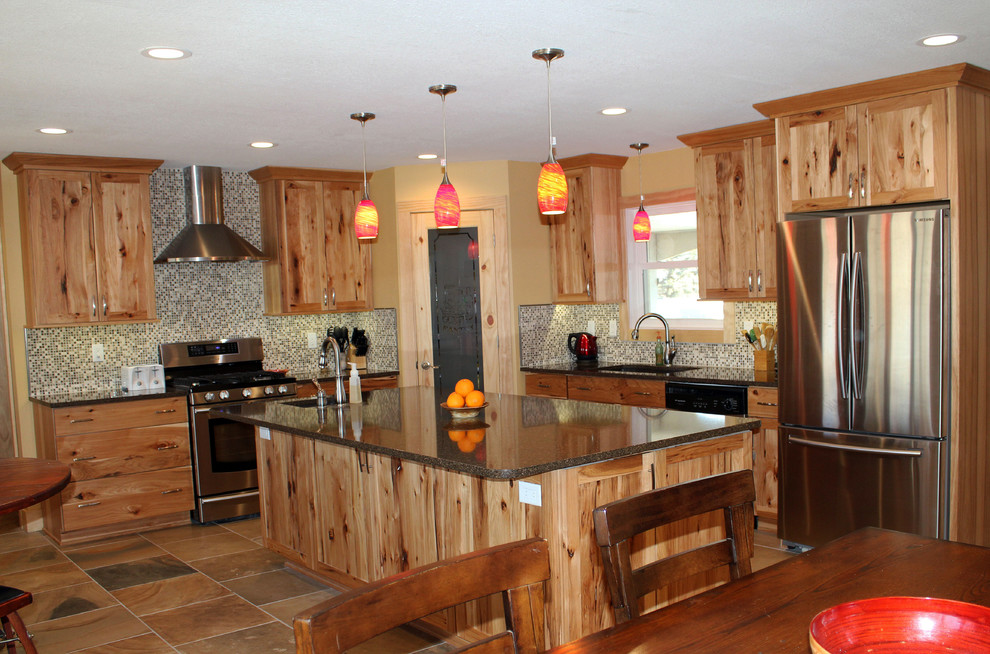 Large mountain style l-shaped slate floor eat-in kitchen photo with an undermount sink, shaker cabinets, light wood cabinets, quartz countertops, mosaic tile backsplash, stainless steel appliances, beige walls and an island