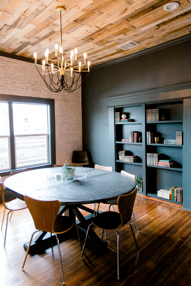 Пример оригинального дизайна: кабинет среднего размера в стиле ретро с черными стенами, паркетным полом среднего тона, отдельно стоящим рабочим столом, коричневым полом и деревянными стенами