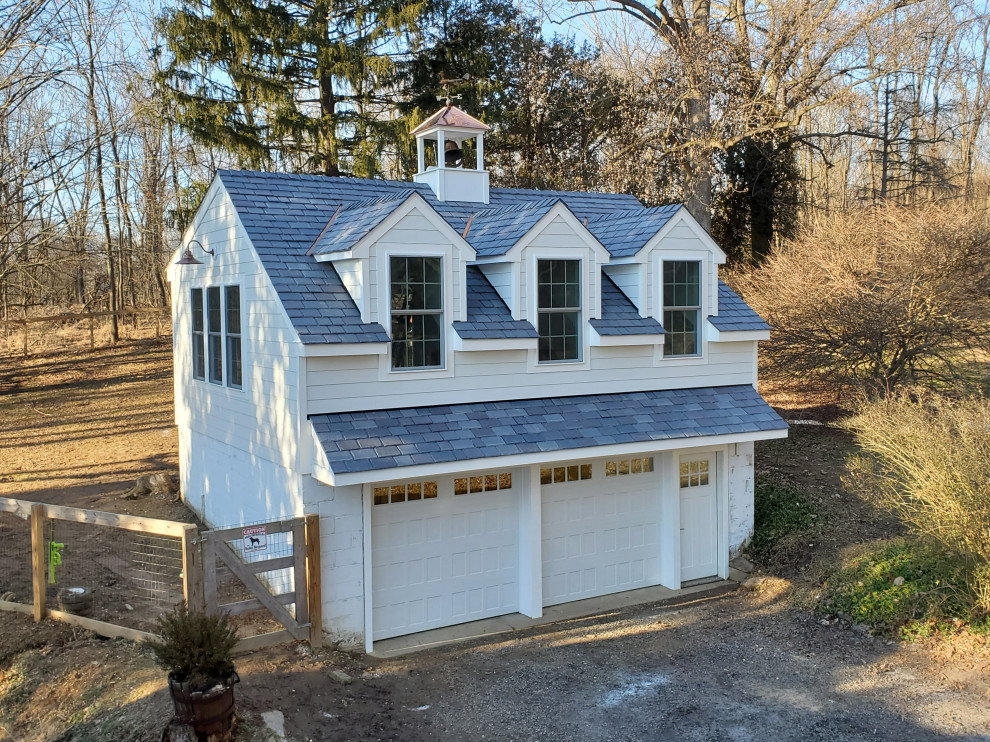 Cette photo montre un garage pour deux voitures séparé nature de taille moyenne avec un bureau, studio ou atelier.