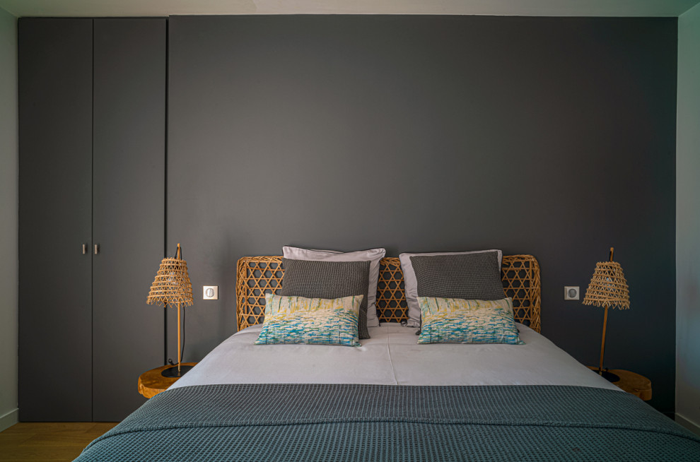 На фото: гостевая спальня среднего размера, (комната для гостей) в морском стиле с серыми стенами, светлым паркетным полом и коричневым полом без камина