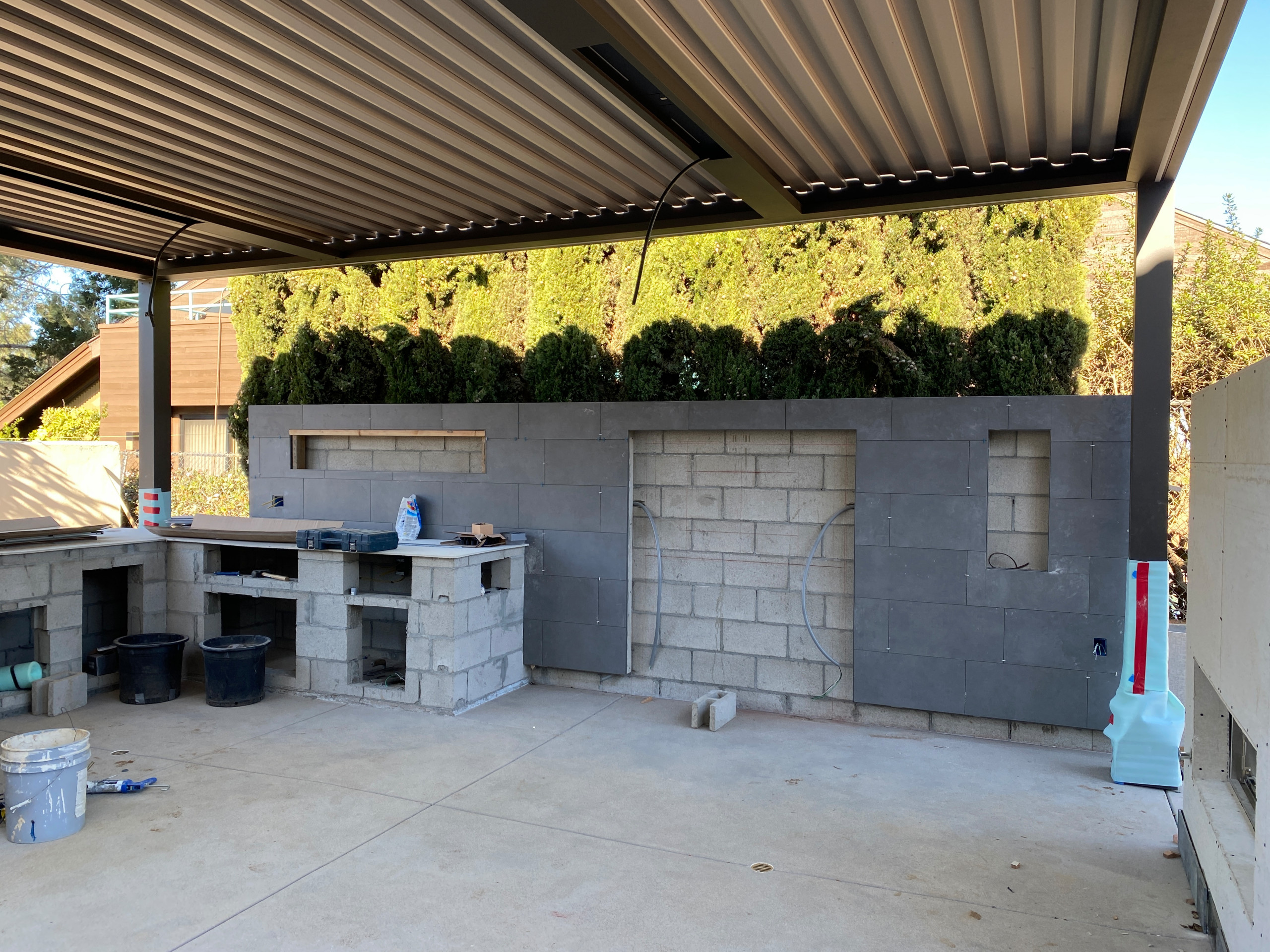 Outdoor Kitchen and TV Wall in Del Mar Torrey Pines