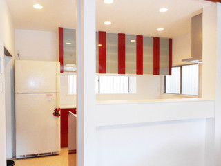 会話が弾む ポイントカラーのきいた キッチンリフォーム モダン-キッチン