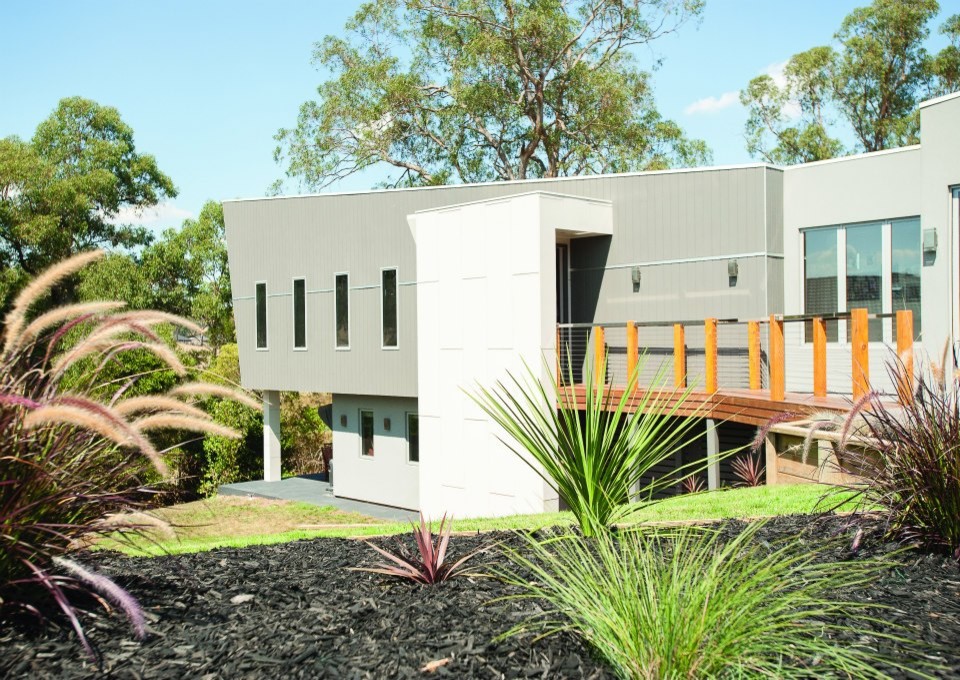 Photo of a contemporary split-level grey exterior in Melbourne with a flat roof.