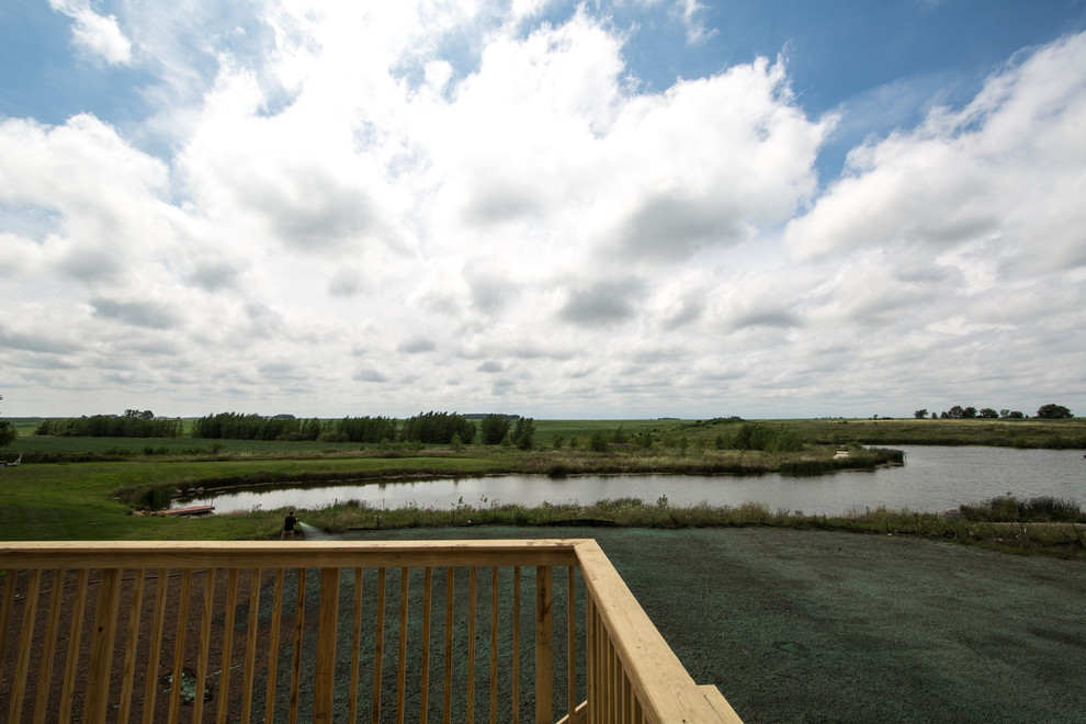 Example of a transitional deck design in Cedar Rapids
