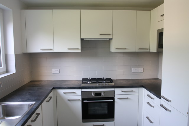 white laminate Kitchen moderne-koekken