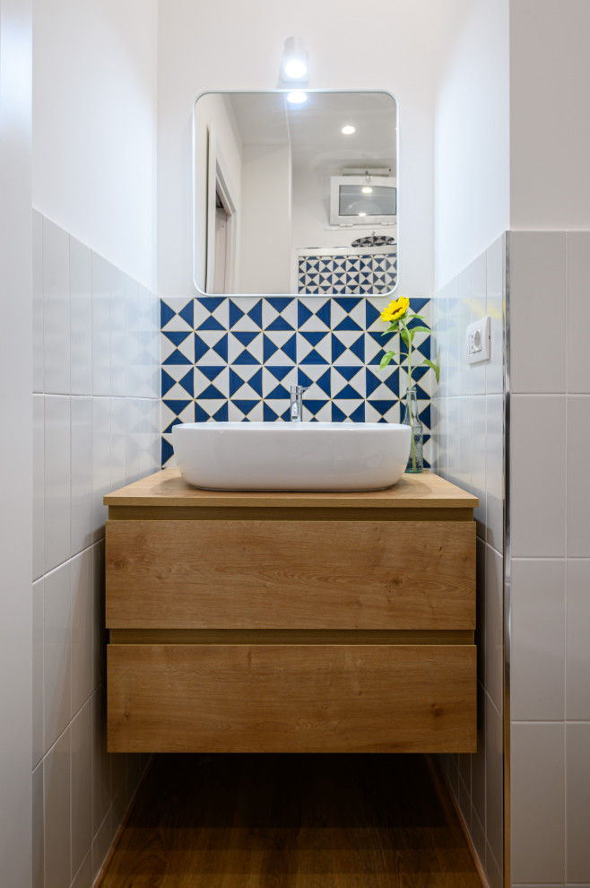 Foto di un piccolo bagno di servizio mediterraneo con WC a due pezzi, pareti bianche e mobile bagno sospeso