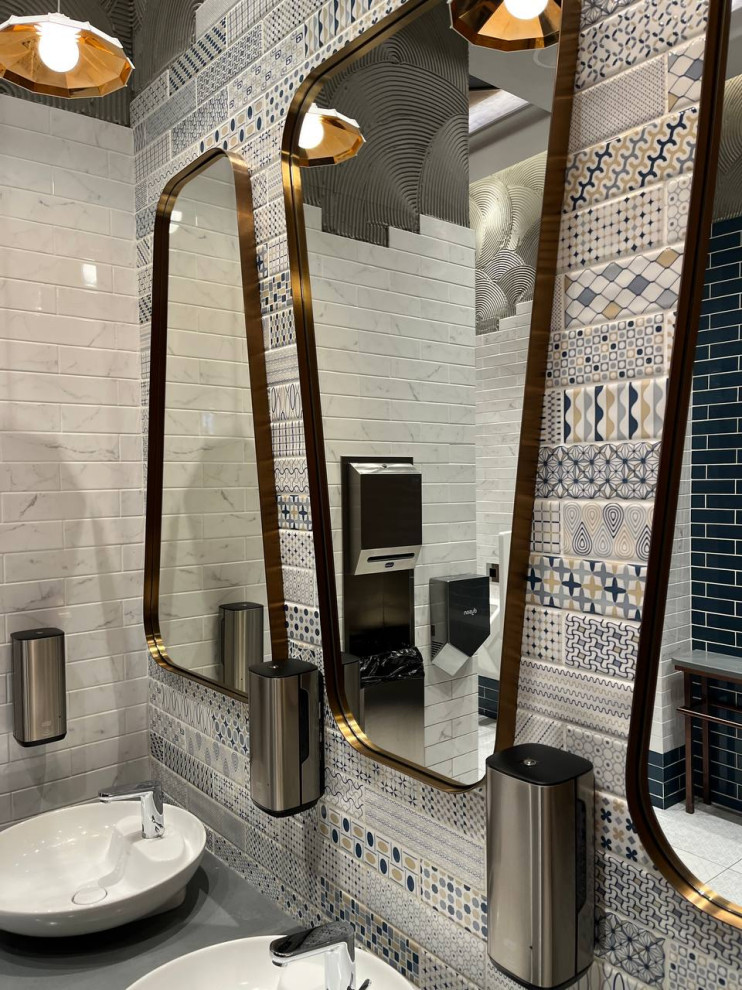 Зеркала с подсветкой в латунном багете