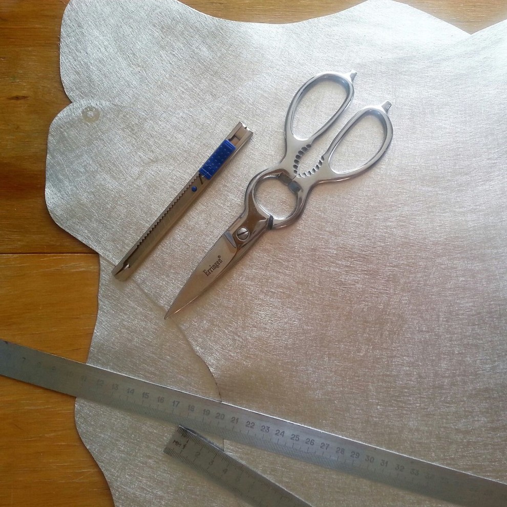 Серебристая рама для зеркала из натуральной кожи