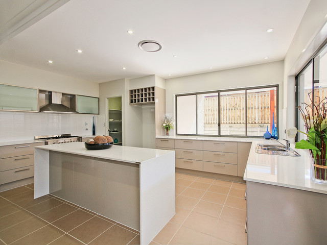 Feature Packed Kitchen moderne-koekken