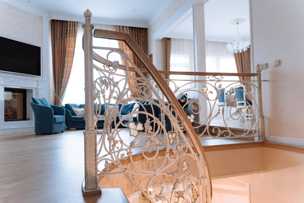 Gewendelte, Große Moderne Treppe mit Holz-Setzstufen und Ziegelwänden in Moskau