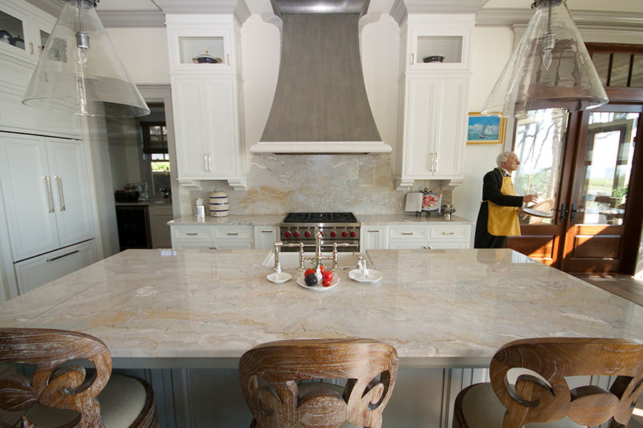 Eat-in kitchen - modern eat-in kitchen idea with an island