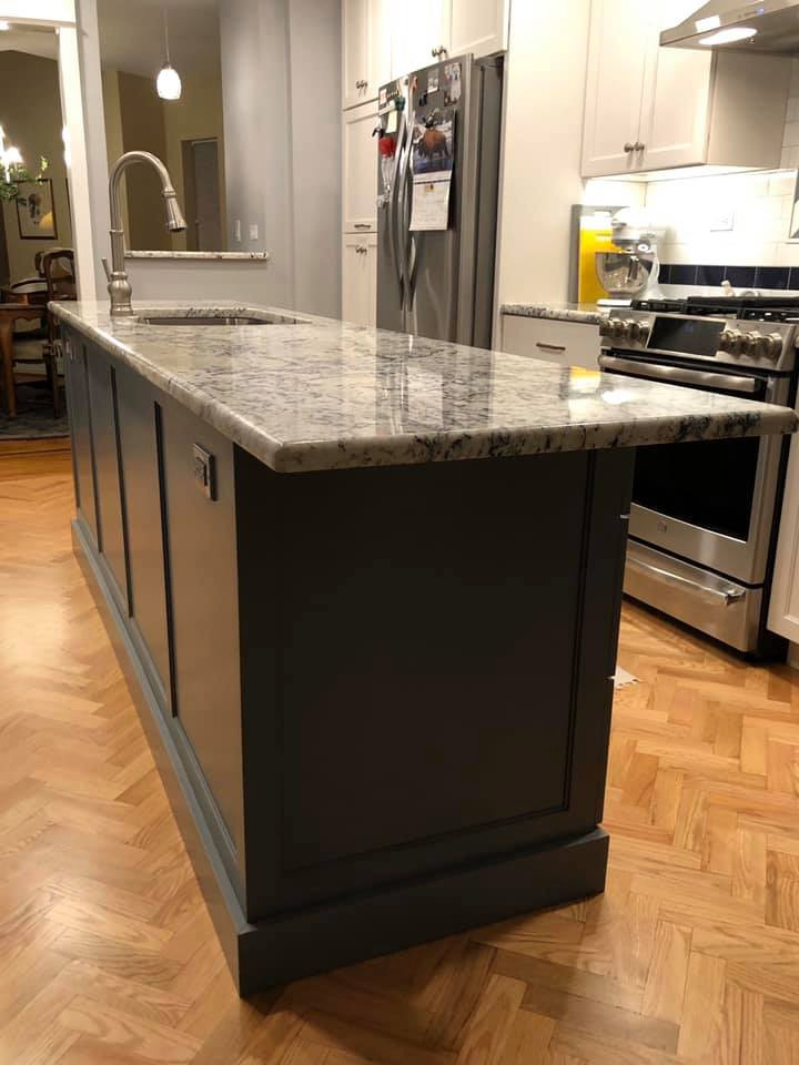 Transitional kitchen photo in Chicago