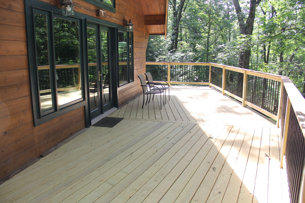 Example of a mountain style deck design in Columbus