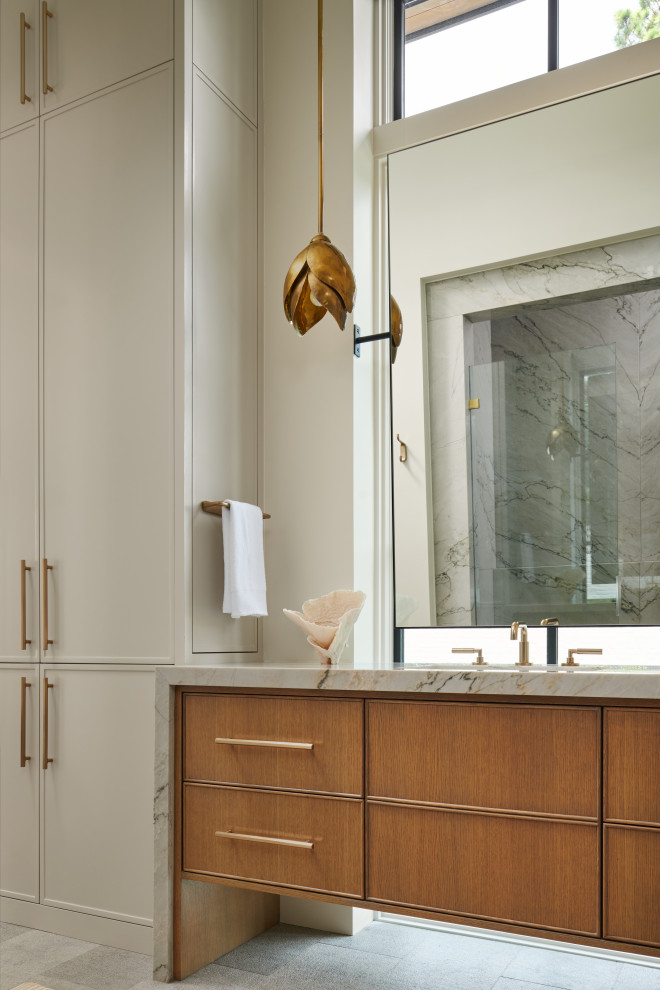Ejemplo de cuarto de baño único y flotante clásico renovado con armarios con paneles lisos, puertas de armario de madera oscura, paredes blancas, lavabo bajoencimera, suelo gris y encimeras blancas