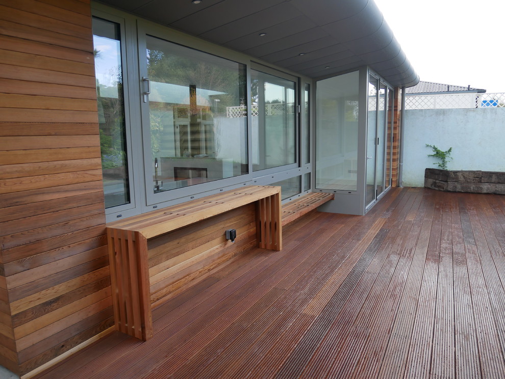 Design ideas for a contemporary backyard deck in Dublin.