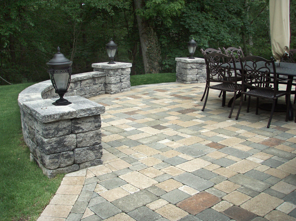 Design ideas for a traditional backyard patio in New York with concrete pavers.
