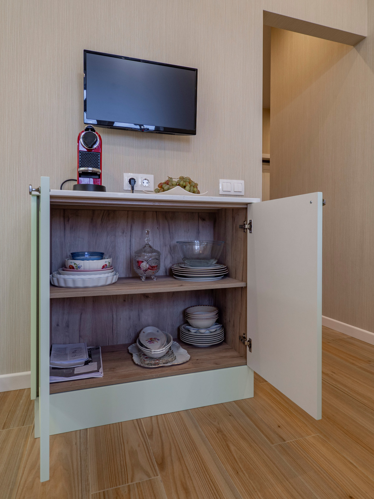 Нежная светло-мятная кухня в стиле неоклассика