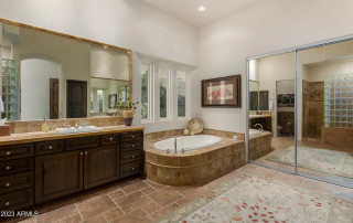 Bathroom of the Week: Warm Neutrals and a European Feel (16 photos)