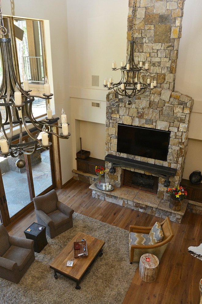 Example of a mountain style home design design in Phoenix