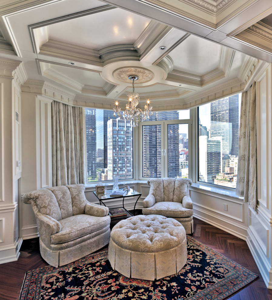 ニューヨークにある巨大なヴィクトリアン調のおしゃれな主寝室 (白い壁、無垢フローリング、暖炉なし、茶色い床、格子天井、パネル壁)