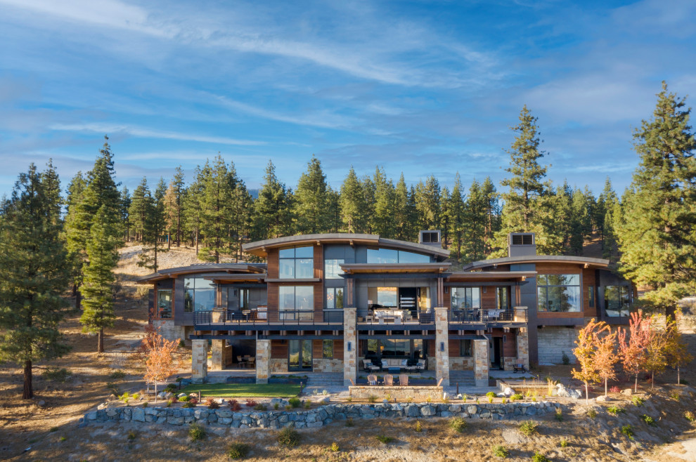 Mountain style home design photo in Austin